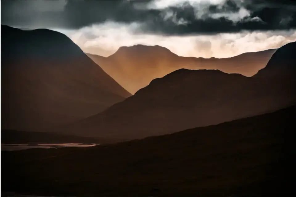 Highlands Schottland Wandbild: Dramatischer Sonnenuntergang über den Berggipfeln