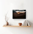 Highlands Schottland Wandbild: Dramatischer Sonnenuntergang über den Berggipfeln - posterfolio.de
