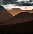Highlands Schottland Wandbild: Dramatischer Sonnenuntergang über den Berggipfeln - posterfolio.de
