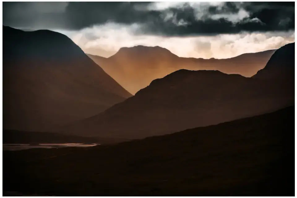 Highlands Schottland Wandbild: Dramatischer Sonnenuntergang über den Berggipfeln