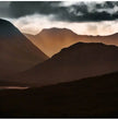 Highlands Schottland Wandbild: Dramatischer Sonnenuntergang über den Berggipfeln - posterfolio.de