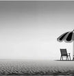 Panorama Wandbild: Einsame Strandszene in Stilvoller Schwarz-Weiß-Optik - posterfolio.de