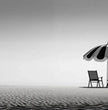 Panorama Wandbild: Einsame Strandszene in Stilvoller Schwarz-Weiß-Optik - posterfolio.de