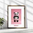 Fröhlicher Panda: Dein personalisiertes Poster für strahlende Kinderzimmer! - posterfolio.de