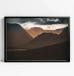 Highlands Schottland Wandbild: Dramatischer Sonnenuntergang über den Berggipfeln - posterfolio.de