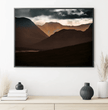 Highlands Schottland Wandbild: Dramatischer Sonnenuntergang über den Berggipfeln - posterfolio.de