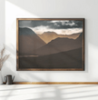 Highlands Schottland Wandbild: Dramatischer Sonnenuntergang über den Berggipfeln - posterfolio.de