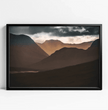 Highlands Schottland Wandbild: Dramatischer Sonnenuntergang über den Berggipfeln - posterfolio.de
