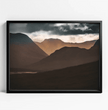Highlands Schottland Wandbild: Dramatischer Sonnenuntergang über den Berggipfeln - posterfolio.de
