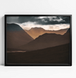 Highlands Schottland Wandbild: Dramatischer Sonnenuntergang über den Berggipfeln - posterfolio.de