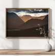 Highlands Schottland Wandbild: Dramatischer Sonnenuntergang über den Berggipfeln - posterfolio.de