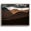 Highlands Schottland Wandbild: Dramatischer Sonnenuntergang über den Berggipfeln - posterfolio.de