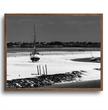 Trocken gefallenes Segelboot Wandbild: Bretagne in stimmungsvoller Stille - posterfolio.de