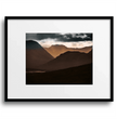 Highlands Schottland Wandbild: Dramatischer Sonnenuntergang über den Berggipfeln - posterfolio.de