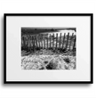 Zaun am Strand Wandbild: Stille der Bretagne in Schwarz-Weiß - posterfolio.de