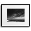 Bretagne Wandbild: Dramatische Strandszene in Schwarz-Weiß - posterfolio.de