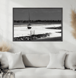 Trocken gefallenes Segelboot Wandbild: Bretagne in stimmungsvoller Stille - posterfolio.de