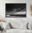 Bretagne Wandbild: Dramatische Strandszene in Schwarz-Weiß - posterfolio.de