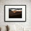 Highlands Schottland Wandbild: Dramatischer Sonnenuntergang über den Berggipfeln - posterfolio.de