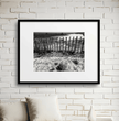 Zaun am Strand Wandbild: Stille der Bretagne in Schwarz-Weiß - posterfolio.de