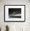 Bretagne Wandbild: Dramatische Strandszene in Schwarz-Weiß - posterfolio.de