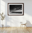 Bretagne Wandbild: Dramatische Strandszene in Schwarz-Weiß - posterfolio.de