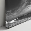 Bretagne Wandbild: Dramatische Strandszene in Schwarz-Weiß - posterfolio.de