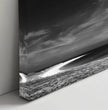 Bretagne Wandbild: Dramatische Strandszene in Schwarz-Weiß - posterfolio.de